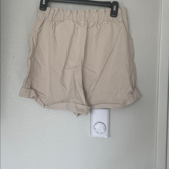 H&M Women's Tan Cargo Shorts - Picture 2 of 10